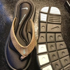 Nike flip flops never worn